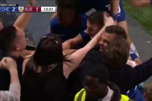 悶死了！伊瓜因被女球迷拉懷里慶祝??