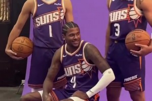 小子挺有地位啊！杰倫-格林坐在C位 布克和狄龍分列左右