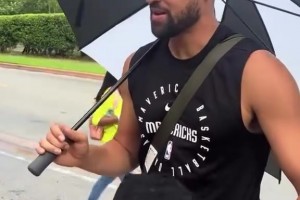 徐靜雨看到年輕時(shí)詹姆斯：太有荷爾蒙魅力了，也就是東契奇比他帥