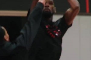 第一次看到紅色配色的杜蘭特？KD終于穿上火箭的訓練服了！