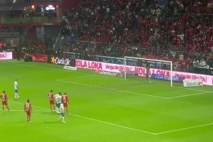 ??水爺致敬梅西！拉莫斯勺子點(diǎn)球被撲，5年來首次失點(diǎn)