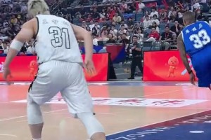 庫茲馬對王哲林還是太心軟了！晃飛了之后居然沒出手，傳了出去！