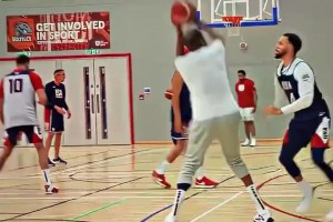 杜蘭特跳投，庫里的伸手只能防到腋下，這令人驚嘆的天賦啊