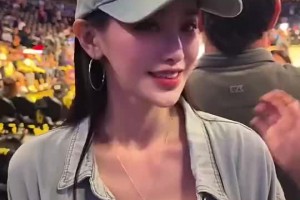 此前美女球迷現(xiàn)場(chǎng)看球被問到心目中前三球星：詹姆斯、科比、華子