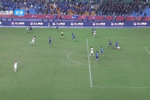 啥操作？南通支云球員放倒陜西聯(lián)合外援后又一屁股坐在對(duì)方脖子上