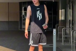 新賽季即將開始，楊瀚森來到球迷商店買點新裝備???