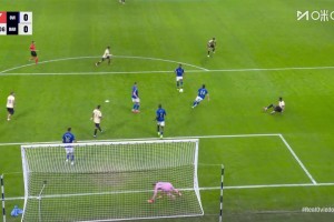 狀態(tài)不錯！拉菲尼亞下底傳中，拉什福德凌空臥射被門將神勇?lián)涑觯? >
                                        </div>
                                    </div>
                                                                        <div   id=