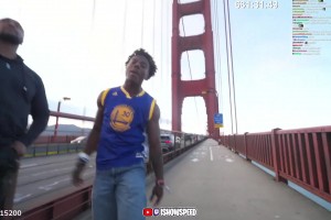 甲亢哥穿庫里球衣站金門大橋護(hù)欄上后空翻，把經(jīng)紀(jì)人嚇個(gè)半死