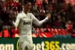 野獸般身體！當(dāng)年C羅被鏟倒后，立刻示意馬競(jìng)球員再上點(diǎn)強(qiáng)度??