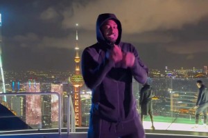 認(rèn)不出了！約翰-沃爾中國行在東方明珠邊上尬舞：跳的最好一次了