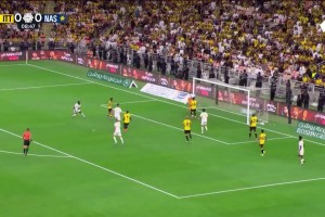 火燎的金剛，煙熏的太歲！馬內(nèi)神級(jí)凌空抽射破門(mén)！勝利1-0領(lǐng)先！