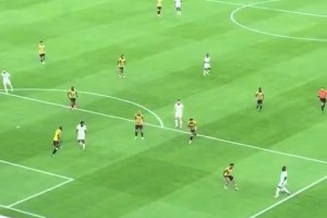 球迷：看看C羅的搶點(diǎn)意識(shí)，其他人都一動(dòng)不動(dòng)，他已經(jīng)領(lǐng)先一步了