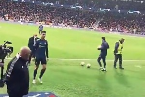 當(dāng)年C羅避免踩到馬競(jìng)隊(duì)徽，球迷反手送一個(gè)中指