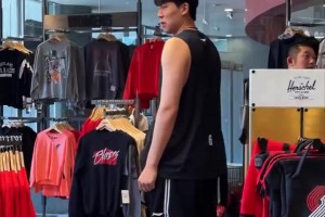 試戴帽子太搞笑！楊瀚森逛開拓者球迷商店：買16號球衣送人？