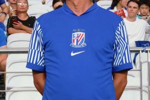 單足支撐藍(lán)色信仰!申花球迷陶吾煒賽前擔(dān)任主場(chǎng)國(guó)歌領(lǐng)唱人