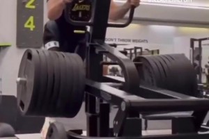 對自己夠狠啊！感受下東契奇720磅重量的腿部力量訓(xùn)練