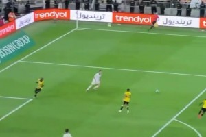 C羅自己射門無(wú)果后迅速回防坎特，40歲老漢還能有這體力??