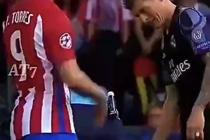 托雷斯怒推C羅！拉莫斯示意C羅用胳膊肘回?fù)??