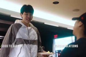 自信大方！楊瀚森抵達波特蘭紀錄片，與隊友&工作人員用英語交流