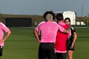 梅西：看好了！梅西在訓(xùn)練賽展示神奇腳法讓德保羅膜拜??