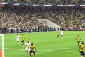 四旬老漢C羅這門前嗅覺和跑位依舊是頂級(jí)，主場(chǎng)球迷也在慶祝??