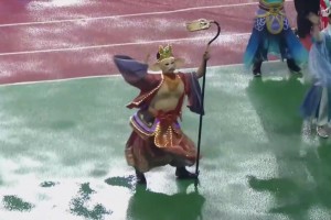 這畫風(fēng)。。蘇超淮安主場(chǎng)中場(chǎng)表演：唐僧、悟空、八戒各展“神通”