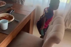 可可愛(ài)愛(ài)！亞馬爾弟弟展示自學(xué)的舞蹈，把亞馬爾逗笑了