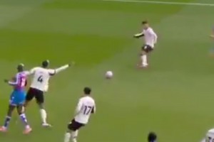 你在干嘛！范迪克示意科爾克茲大腳解圍，后者送邊線球?qū)е卤唤^殺