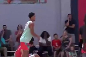 切特當(dāng)年全網(wǎng)爆火的原因！在訓(xùn)練營(yíng)秀操作戲耍庫(kù)里，還送大帽??