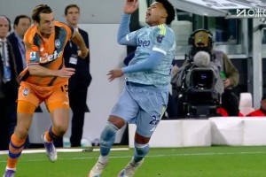 尤文多打一人！德容恩放倒麥肯尼！兩黃變一紅離場！