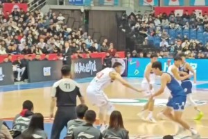 楊瀚森背打把135kg的李炎哲懟飛，網友說這是進攻犯規(guī)？