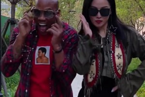 馬嫂身材還是闊以的！馬布里和中國妻子在小區(qū)內(nèi)玩T臺(tái)走秀~