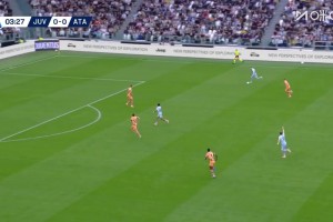 這都不傳？庫普梅納斯斷球小角度低射被撲！奧蓬達包抄空門跪地了