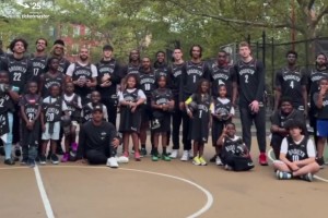 籃網(wǎng)公開訓(xùn)練后大合照，曾凡博站的這位置不錯(cuò)哦