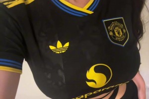 大老師穿著曼聯(lián)球衣又在散發(fā)魅力，好身材根本掩蓋不住??