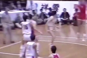 這身體素質(zhì)！馬健當(dāng)年在國(guó)家隊(duì)首秀，登場(chǎng)不久就貢獻(xiàn)雙手暴扣！