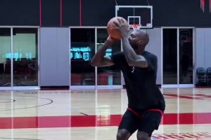 吧友們好久沒(méi)見(jiàn)她了吧！日本美女記者宮河麻耶采訪杰倫-威廉姆斯