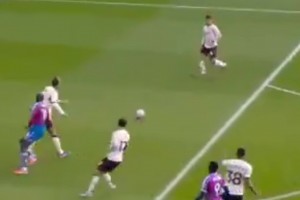外網(wǎng)熱議！科爾克茲最后不敢右腳解圍，扭著身體送水晶宮邊線球，隨后被絕殺
