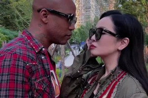 夫妻倆形影不離?。●R布里：歡迎收看“中老年”秋裝T臺(tái)秀??