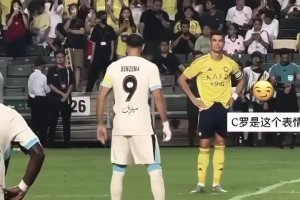 C羅和本澤馬在開球前沒有交流，但C羅一直在注視著本澤馬??
