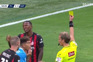 米蘭十人作戰(zhàn)！埃斯圖皮尼安送紅點(diǎn)套餐！德布勞內(nèi)點(diǎn)射破門(mén)！