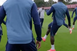 足球精靈！名場(chǎng)面：小羅在德比戰(zhàn)中打入紅黑生涯處子球！