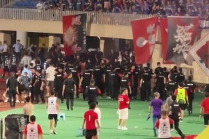 贛超賽場不和諧一幕：景德鎮(zhèn)球迷從看臺瘋狂投擲雜物??