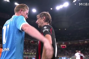 兩位中場大師！賽后莫德里奇與德布勞內(nèi)擁抱致意！