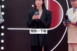 有點(diǎn)帥哈！王思雨一身黑色的西服穿搭現(xiàn)身微博之夜活動~