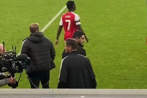 阿森納助教賽后和喬林頓發(fā)生口角，眾人趕緊拉開