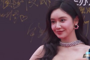 籃球界顏值博主！美娜一身銀色禮服出席微博之夜活動 身材真好啊