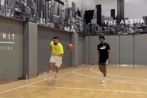 依然是標(biāo)準(zhǔn)的射手訓(xùn)練！克萊最新訓(xùn)練視頻！狀態(tài)依舊！