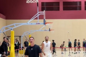 “庫(kù)里投籃的準(zhǔn)度真不開(kāi)玩笑”！球迷隨手錄制 庫(kù)里27中26！