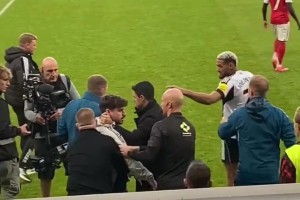 啥情況？賽后阿森納助教和喬林頓發(fā)生沖突，后者指指點點被塔子哥拉走